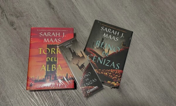 ✨¡¡Por fin tengo los libros completos de la saga Trono de Cristal, de Sarah J. Mass!!! 😍📚Estas ediciones especiales de editorialhidra son hermosas ❤️

Estoy deseando retomarla de nuevo, que no me leí los tres últimos, así que ¡estoy emocionada!

💬¿Vosotrs habéis leído la saga completa? ¿Os gustó?

bookstagram bookstagramespaña tronodecristal sarahjmass fantasía libros parati saga